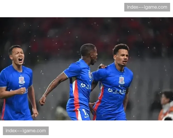 雨中上海德比吸引超6万人观战，球迷热情不减